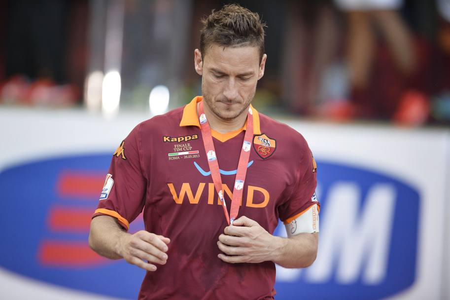 Francesco Totti deluso dopo la sconfitta con la Lazio nella finale di Coppa Italia 2013 (LaPresse)